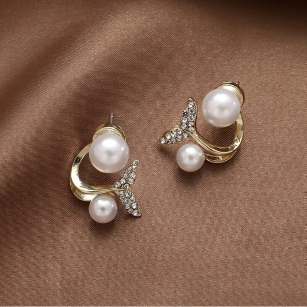 Faux pearl and mermaid 🧜🏻‍♀️ tail earrings - Picture 2 of 4